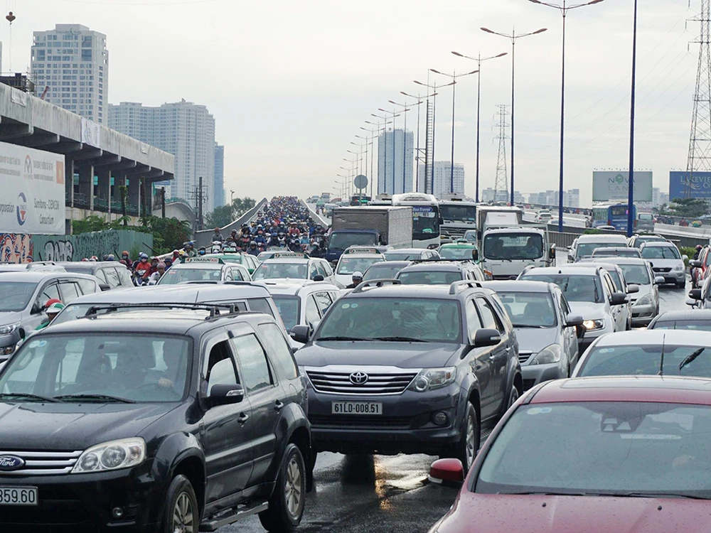 Mưa lớn,kẹt xe người dân bì bõm vượt ngập đi làm ảnh 9